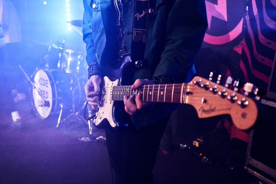 Jonny Ball teaching guitar